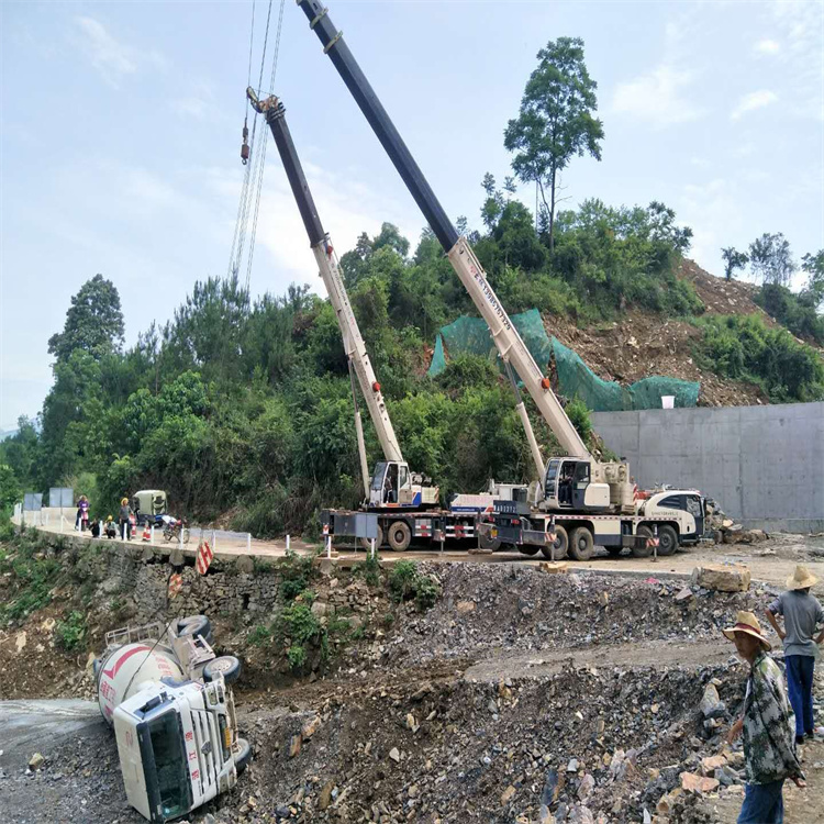 福州汽车掉沟里叫吊车救援要多少钱
